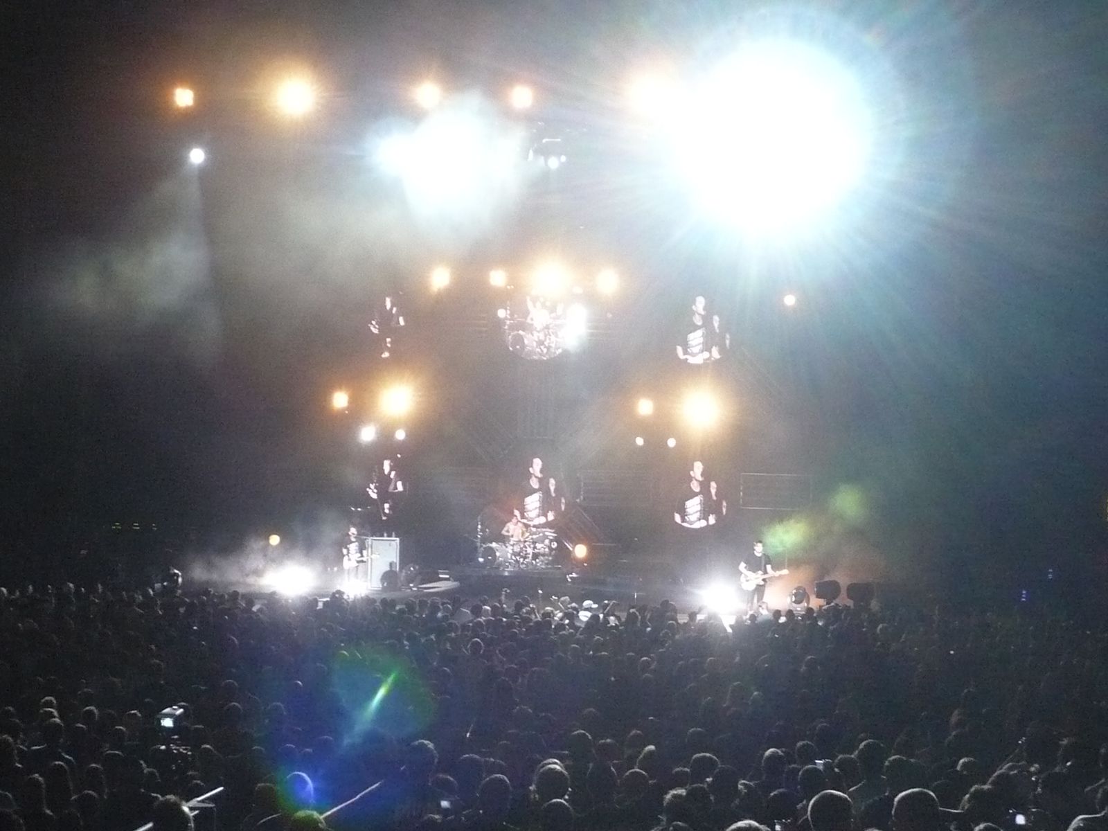 blink-182 performing live